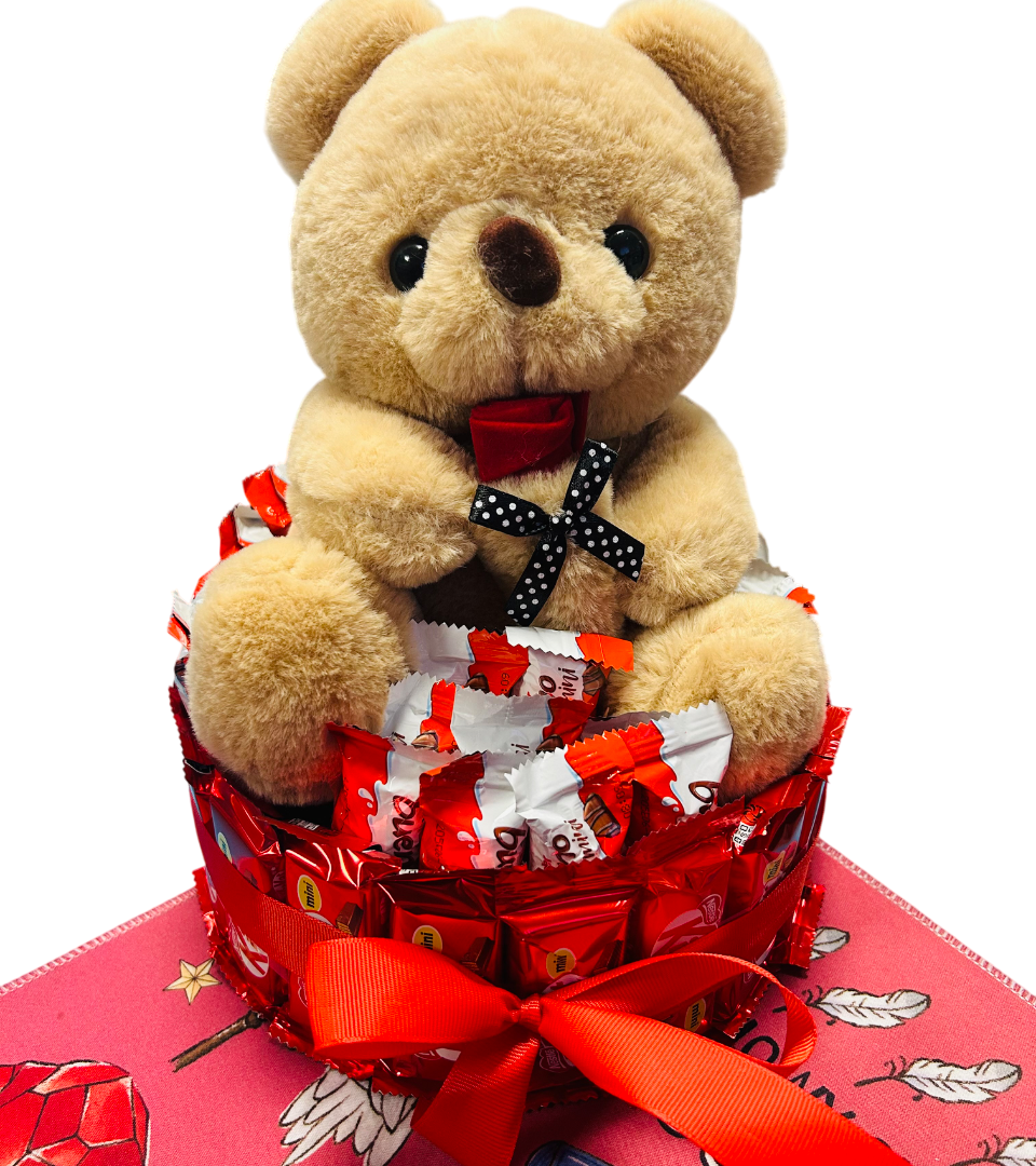 Tarta chocolates kit Kat y kinder bueno + oso peluche ,San Valentín.