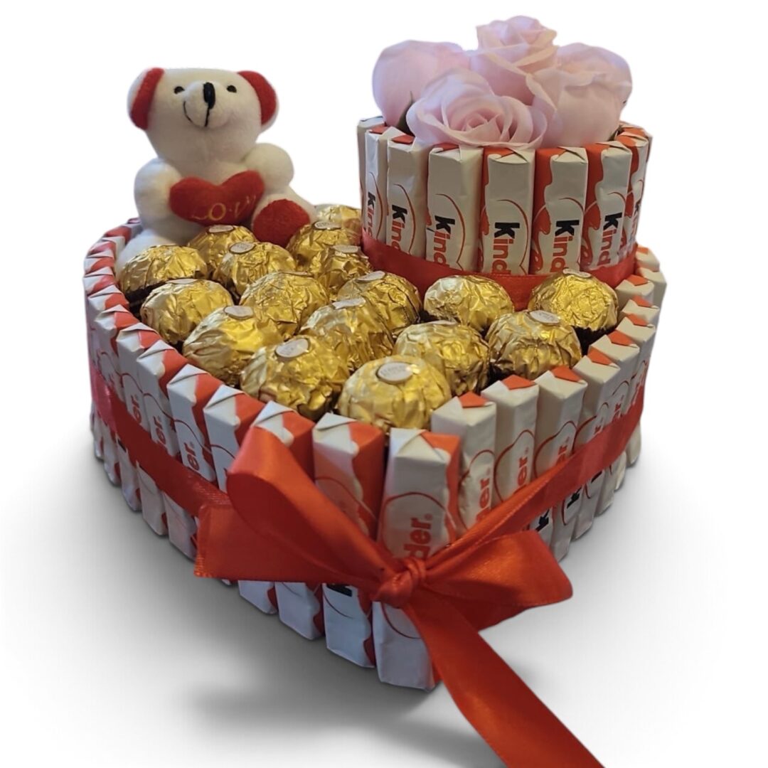 Tarta chocolates corazón, 2 pisos. Con kinder y Ferrero. Peluche y flores.